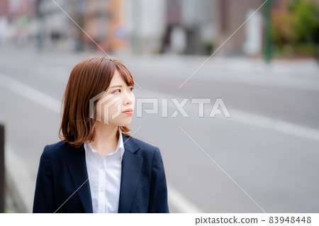 Looking Businesswoman 83948448