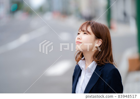 Looking Businesswoman 83948517