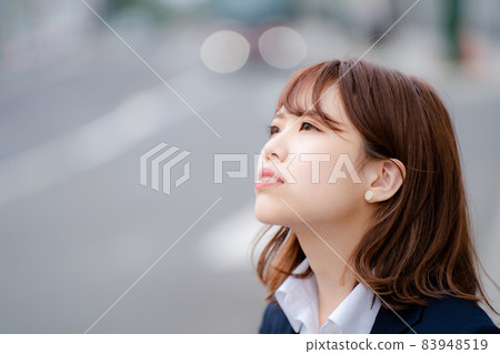 Looking Businesswoman 83948519