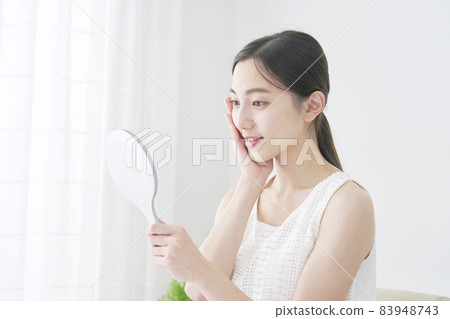 beauty woman looking in the mirror 83948743