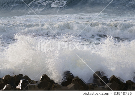 High waves that correspond to wave-dissipating blocks 83948756
