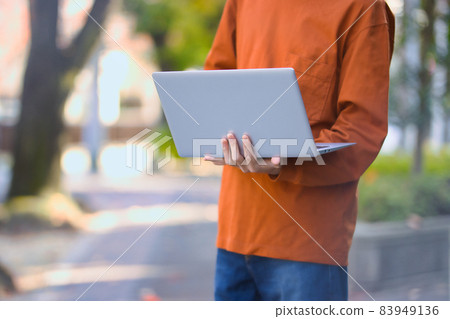 一個年輕人操作筆記本電腦的商業形象 83949136