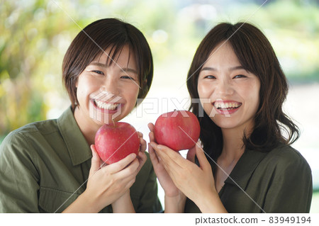 一個女人用一個蘋果 一個女人用一個蘋果 83949194