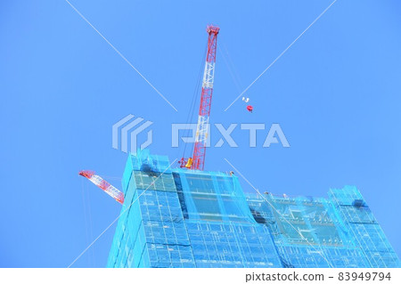 Construction site of a high-rise building using a crane Construction site of a high-rise building using a crane 83949794