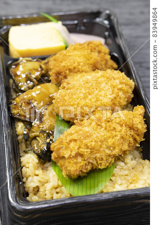 美味的牡蠣炒和牡蠣飯午餐 美味的牡蠣炒和牡蠣飯午餐 83949864