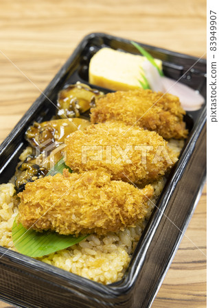 美味的牡蠣炒和牡蠣飯午餐 美味的牡蠣炒和牡蠣飯午餐 83949907