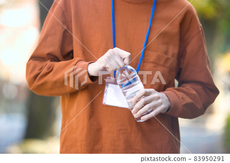 一個拿著塑料瓶的年輕人的形象 一個拿著塑料瓶的年輕人的形象 83950291
