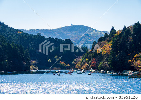 神奈川縣足柄下郡箱根町元箱根蘆之湖的秋色 83951120