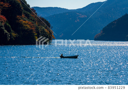 蘆之湖、元箱根、箱根町、足柄下郡、神奈川縣的秋色 83951229