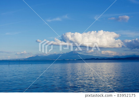 Autumn scenery on a sunny day overlooking the direction of Oyama from Nakaumi 83952175