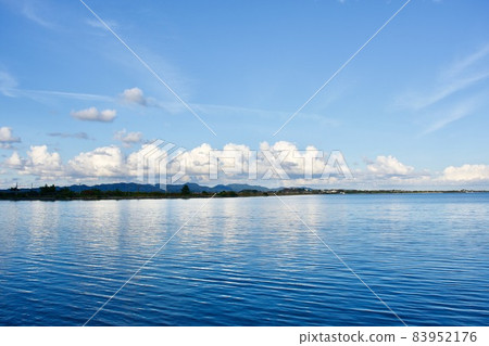 從中海眺望小山方向，陽光明媚的秋景 83952176