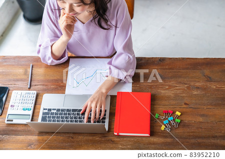 女性在客廳的辦公桌上用電腦工作 83952210