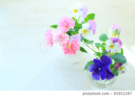 Natural flower arrangement 83952287