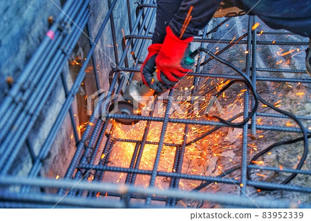 Reinforcing bar cutting work at the site 83952339
