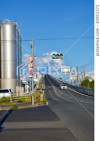 陽光明媚的秋日中海橋 83952372