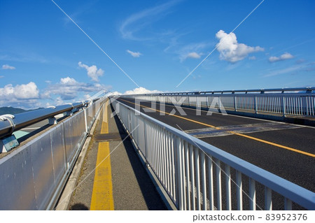 陽光明媚的秋日中海橋 83952376