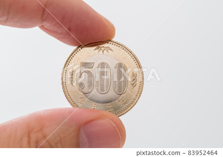 Reiwa 3rd year 新 500 日元硬幣和手圖像 83952464