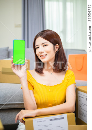 woman shows green screen mobile woman shows green screen mobile 83954772