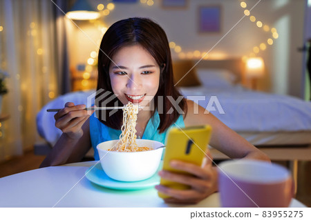 woman watch video on phone 83955275