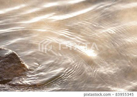 Background material: Steam of hot springs floating on the surface of the water in the morning light, hot spring image texture 83955345