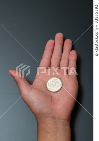 Reiwa 3rd year New 500-yen coin and hand image 83955593