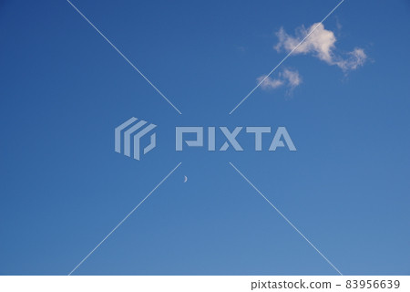 新月和傍晚天空中的雲彩 新月和傍晚天空中的雲彩 83956639
