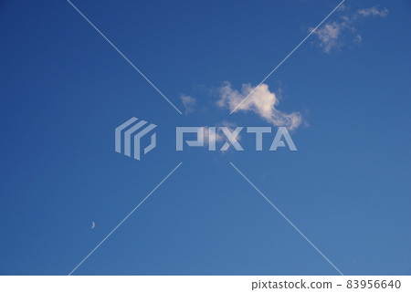 Crescent moon and clouds in the evening sky Crescent moon and clouds in the evening sky 83956640