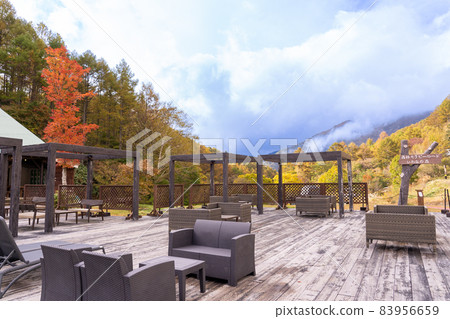 長野縣阿知村帶木甲板和沙發的天堂園原中心住宅 83956659
