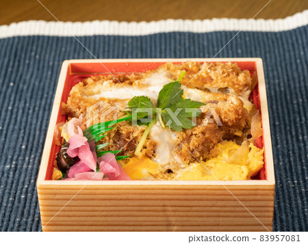 Katsudon,一盤用雞蛋封閉的豬排。 Katsudon,一盤用雞蛋封閉的豬排。 83957081