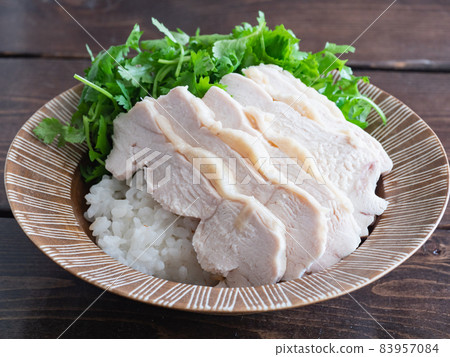 一種使用雞胸肉的菜餚，稱為考曼蓋或海南雞飯。 83957084
