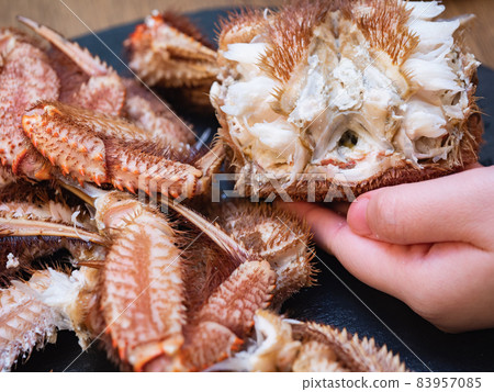 馬毛蟹被剝皮吃。一個完整的螃蟹。 馬毛蟹被剝皮吃。一個完整的螃蟹。 83957085