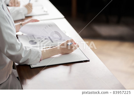 Hands of medical personnel attending the seminar 83957225