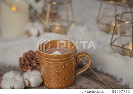 桌上放著棉花糖的熱可可 83957723