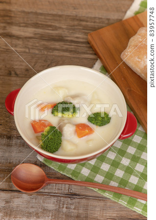 用大量麵包熱燉 用大量麵包熱燉 83957748