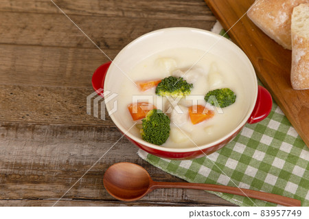 用很多配料加熱的燉菜 用很多配料加熱的燉菜 83957749