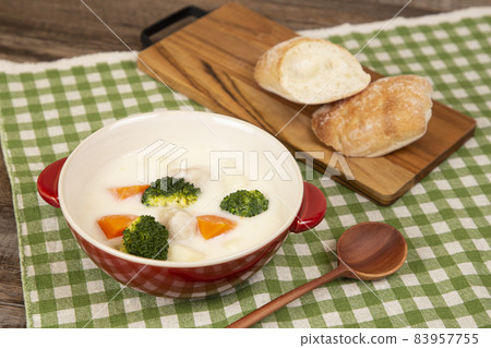 溫暖的米飯麵包和奶油燉肉的形象 83957755