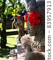 巴厘島石像和芙蓉花 83957913