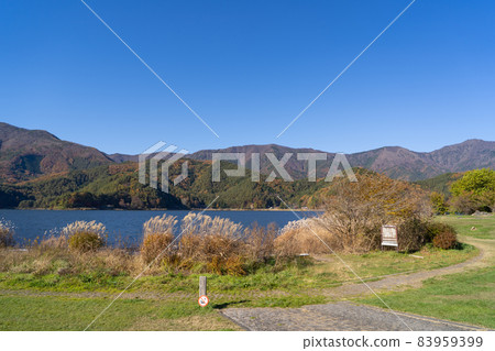 從公路站胜山（小海公園）看河口湖（富士河口湖町） 83959399