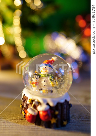 以雪球為中心的聖誕裝飾品 83961784
