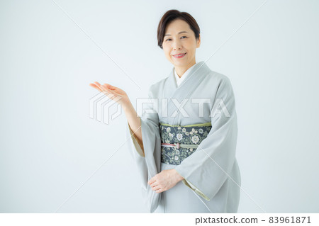 和服中間女性毛茸茸的 83961871
