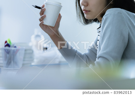 工作到黎明的女人 83962013