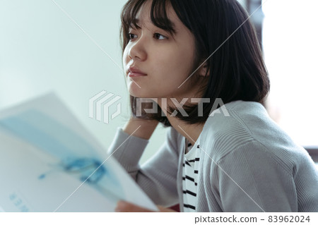 A woman who works until dawn 83962024