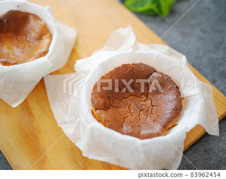 手工製作的迷你巴斯克芝士蛋糕 手工製作的迷你巴斯克芝士蛋糕 83962454