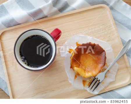 手工製作的迷你巴斯克芝士蛋糕 83962455