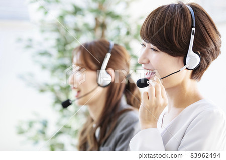 接聽電話的呼叫中心的女員工 83962494