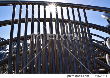 公園食品攤位前的椅子靠背 83962961