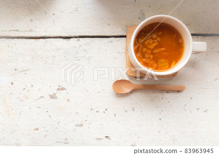 Home Cafe 意大利通心粉湯、木勺和破舊別緻的複古古董白桌 Home Cafe 意大利通心粉湯、木勺和破舊別緻的複古古董白桌 83963945