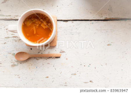 Home Cafe 意大利通心粉湯、木勺和破舊別緻的複古古董白桌 Home Cafe 意大利通心粉湯、木勺和破舊別緻的複古古董白桌 83963947
