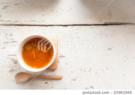 Home Cafe 意大利通心粉湯、木勺和破舊別緻的複古古董白桌 83963948
