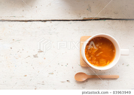 Home Cafe 意大利通心粉湯、木勺和破舊別緻的複古古董白桌 Home Cafe 意大利通心粉湯、木勺和破舊別緻的複古古董白桌 83963949